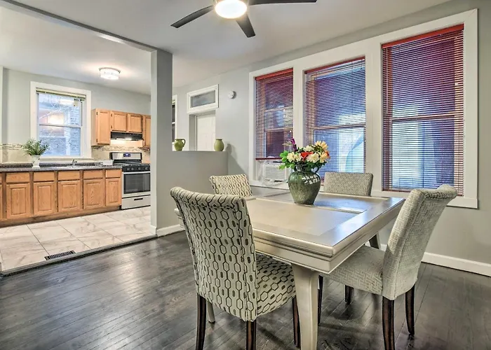 Quiet Townhome: Walk To Subway Stations *