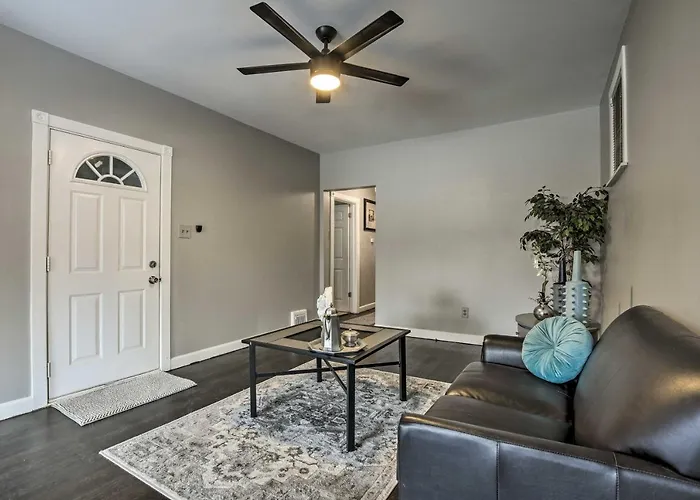 Quiet Townhome: Walk To Subway Stations