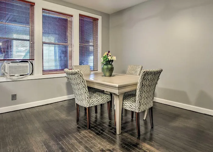 Holiday home Quiet Townhome: Walk To Subway Stations Chicago