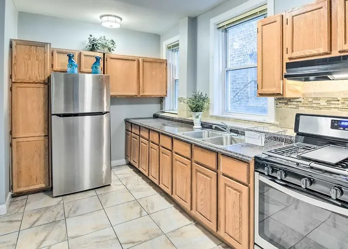 Quiet Townhome: Walk To Subway Stations *