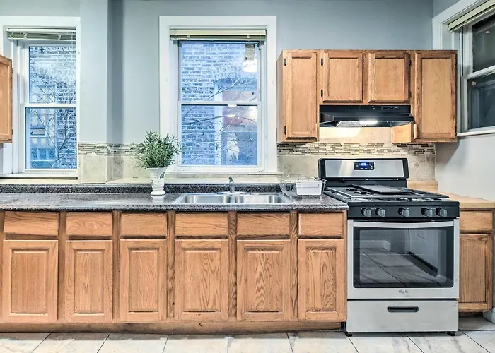 Quiet Townhome: Walk To Subway Stations *