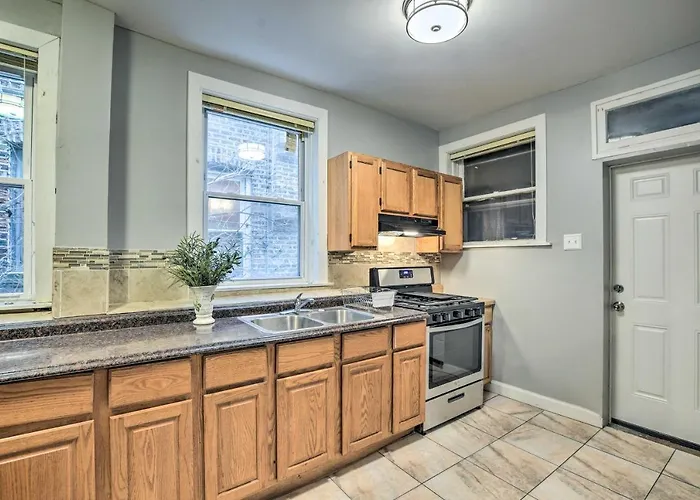 Quiet Townhome: Walk To Subway Stations Holiday home