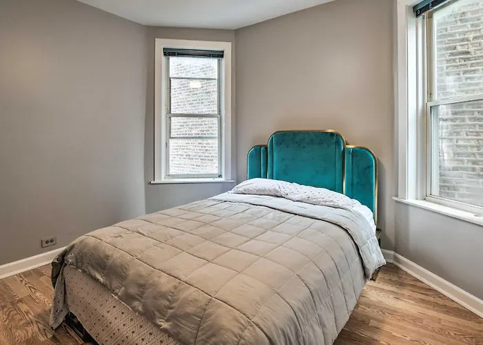 Quiet Townhome: Walk To Subway Stations *