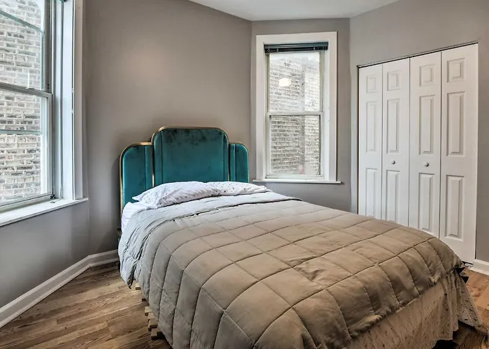 Quiet Townhome: Walk To Subway Stations * Chicago