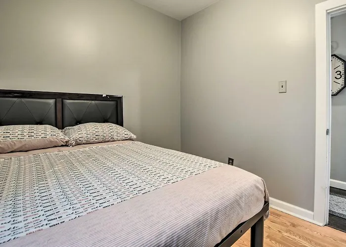 Quiet Townhome: Walk To Subway Stations Holiday home *