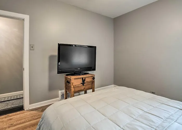 Holiday home Quiet Townhome: Walk To Subway Stations