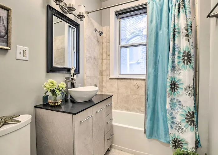 Quiet Townhome: Walk To Subway Stations *