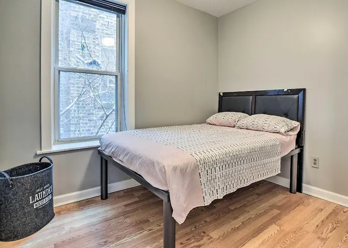 Quiet Townhome: Walk To Subway Stations